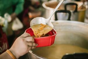 beneficenza cibo, cibo per il povero Affamato volontari offerta cibo per Aiuto il senza casa il idea di ottenere Aiuto a partire dal compagno gli esseri umani foto