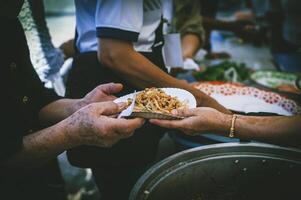 volontari offrire gratuito cibo per il povero. il concetto di cibo condivisione. foto