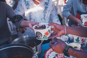 condivisione caldo cibo per senza casa e senza casa persone foto