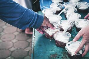 cibo porzione umanità volontari donare cibo per Affamato le persone. foto