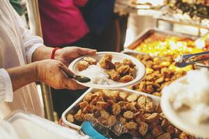 alimentazione concetto senza casa persone offrire gratuito cibo a partire dal all'aperto volontari. foto