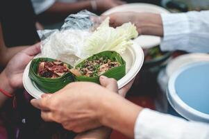 cibo donazioni e porzione il Affamato e bisognoso di fornire gratuito cibo. foto