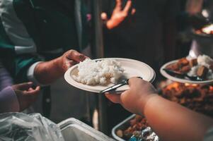 distribuzione cibo per Aiuto il povero nel società condivisione cibo per il Affamato cibo donazione concetto foto