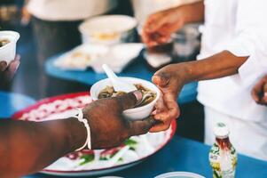 Affamato senza casa persone richiesta gratuito cibo donazioni a partire dal volontari sociale concetto di porzione foto