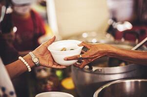 cibo assistenza per il senza casa povero a partire dal volontari concetti di pubblico fame. foto