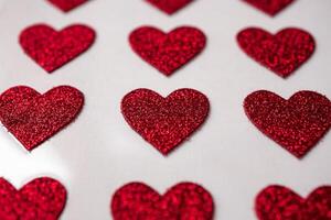rosso cuore forme su il bianca sfondo nel San Valentino giorno foto