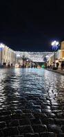 vicino su tiro di il pavimentazione pietre a notte. sfondo foto