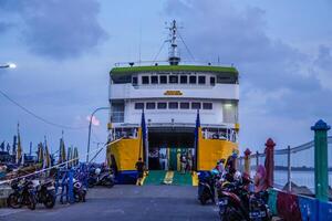 jepara centrale Giava, aprile 7, 2024 - posteriore Visualizza di un inter-isola attraversamento nave contro il sfondo di il sera cielo con gratuito spazio per fotocopiatura. davanti Visualizza di il nave attraccato a il jepara foto