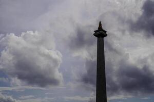 centrale Giacarta, gennaio 30, 2024 - nazionale monumento con un' bellissimo sfondo di nuvole nel il cielo durante il giorno. foto