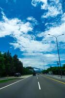 bogor ovest Giava, marzo 5, 2024 - autostrada con visualizzazioni di il cielo sopra il montagne. foto