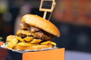 grande delizioso Hamburger su vendita su il strada foto