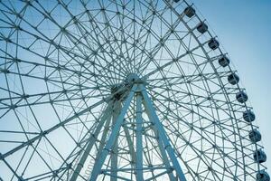 Ferris ruota a tramonto o Alba nel un divertimento parco. foto