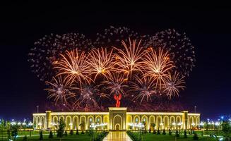 Uzbekistan, compito - settembre 1, 2023 multicolore fuochi d'artificio al di sopra di il indipendenza monumento nel yangi Uzbekistan parco nel compito su indipendenza giorno. foto
