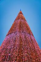 artificiale Natale albero nel ghirlande a crepuscolo. foto