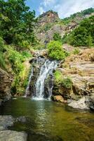 bellissimo Visualizza di ravana cascate un' popolare giro turistico attrazione nel ella un' montagna cittadina nel il centrale montanaro di sri lanka. foto