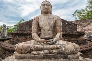il antico pietra Budda su il superiore piattaforma nel il vatadage, antico città di polonnaruwa. foto