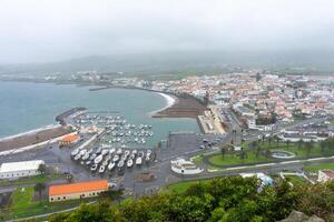 praia da Vittoria, Azzorre, Portogallo. marzo 11, 2024. aereo Visualizza di praia da vitoria spiaggia, città, e marina su terceira isola, azzorre. mozzafiato costiero paesaggio. foto