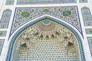 geometrico tradizionale islamico ornamento. frammento di un' ceramica mosaico. foto