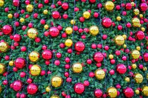 Natale giocattoli e palle su un artificiale abete rosso. foto