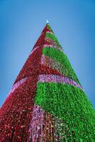 artificiale Natale albero nel ghirlande a crepuscolo. foto
