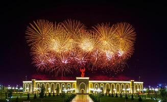 Uzbekistan, compito - settembre 1, 2023 multicolore fuochi d'artificio al di sopra di il indipendenza monumento nel yangi Uzbekistan parco nel compito su indipendenza giorno. foto