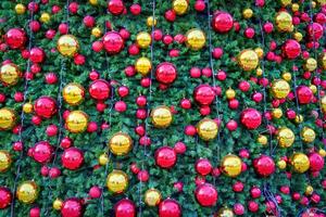 Natale giocattoli e palle su un artificiale abete rosso. foto