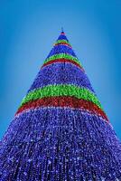 artificiale Natale albero nel ghirlande a crepuscolo. foto