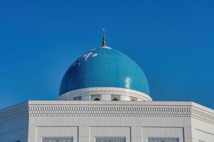 il blu cupola di il musulmano moschea minore contro il blu cielo. foto