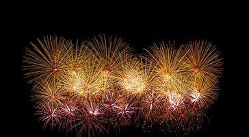 colorato celebrazione fuochi d'artificio isolato su un' nero cielo sfondo. foto