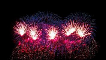 colorato celebrazione fuochi d'artificio isolato su un' nero cielo sfondo. foto