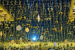 nuovo anno o Natale festivo d'oro palle sospeso nel righe contro il notte cielo. foto