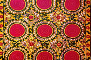 colorato Vintage ▾ tappeto fatto di mano. orientale cucito di il 19 secolo. astratto sfondo. foto