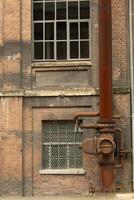 dettagli di un vecchio industriale costruzione, mattone parete e finestre, ca. 100 anni vecchio foto