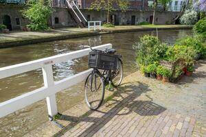 bicicletta su un' olandese canale foto