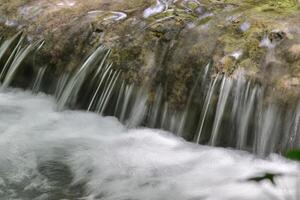 montagna ruscello nel il foresta - lungo esposizione e fluente acqua foto