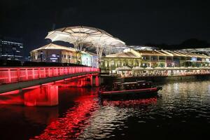 Singapore, 2024 - colorato di clarke banchina nel centro Singapore a notte foto