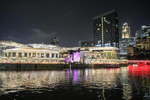 Singapore, 2024 - colorato di clarke banchina nel centro Singapore a notte foto