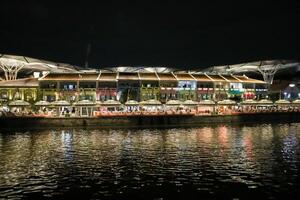 Singapore, 2024 - colorato di clarke banchina nel centro Singapore a notte foto