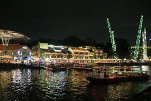 Singapore, 2024 - colorato di clarke banchina nel centro Singapore a notte foto