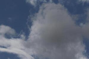 Cloudscape scenario, nuvoloso tempo metereologico sopra buio blu cielo. tempesta nuvole galleggiante nel un' piovoso noioso giorno con naturale luce. bianca e grigio panoramico ambiente sfondo. natura Visualizza. foto