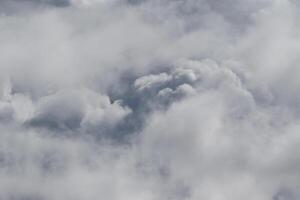 Cloudscape scenario, nuvoloso tempo metereologico sopra buio blu cielo. tempesta nuvole galleggiante nel un' piovoso noioso giorno con naturale luce. bianca e grigio panoramico ambiente sfondo. natura Visualizza. foto