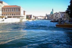 Venezia mille dollari canale, con suo iconico avvolgimento corso d'acqua affiancato di storico edifici e vivace attività, incarna il fascino e fascino di il incantevole città di Venezia foto