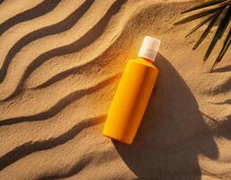 modello spf protezione lozione bottiglia su sabbia su il estate spiaggia, protezione solare pelle cura foto