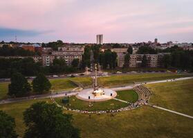 siauliai, Lituania - giugno 23 - rurale popolare gruppo musicale eseguire con varietà di strumenti nel principale città punto di riferimento circondato di le persone. 4k UHD foto