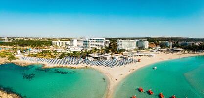 ayia nappa, Cipro - 15 aprile, 2023 - aereo volare al di sopra di lusso Hotel edifici con piscine di spiaggia con isola verdura panorama.bianco sabbia maggior parte famoso nel Cipro - nissi spiaggia foto