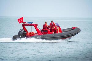 batumi, Georgia - 15 agosto, 2022- Due salvare Bagnino pattuglia su nero mare costa su elettrico barca. batumi salvare squadra concetto foto