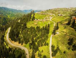 aereo Visualizza auto su strada e vecchio case su cima nel bakhmaro villaggio nel estate. famoso viaggio punto di riferimento estate ricorrere nel Caucaso montagne. vacanza destinazione nel guria, Caucaso foto