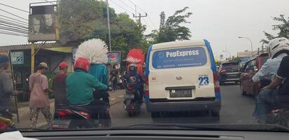 ovest Giava nel aprile 2019. posteriore Visualizza di le moto e macchine nel un arterioso strada marmellata. quando traffico marmellate. foto