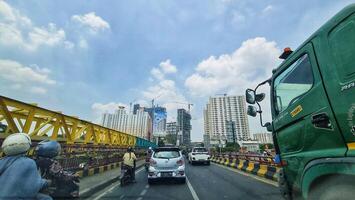 bekasi, Indonesia su luglio 20 2023. veicoli nel il modulo di le moto e macchine siamo attraversamento jalan ahmad yani bekasi. foto