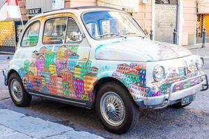 genova, Italia - Vintage ▾ fiat 500 auto dipinto con tradizionale paesaggio urbano di liguria regione - Italia viaggio destinazione foto